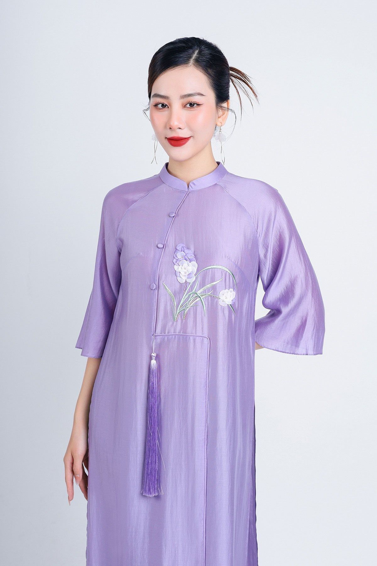 BDA50158 - Áo dài cách tân vải tơ cổ tàu tay loe thân áo thêu hoa kèm dây tua rua trang trí - Ảnh 43