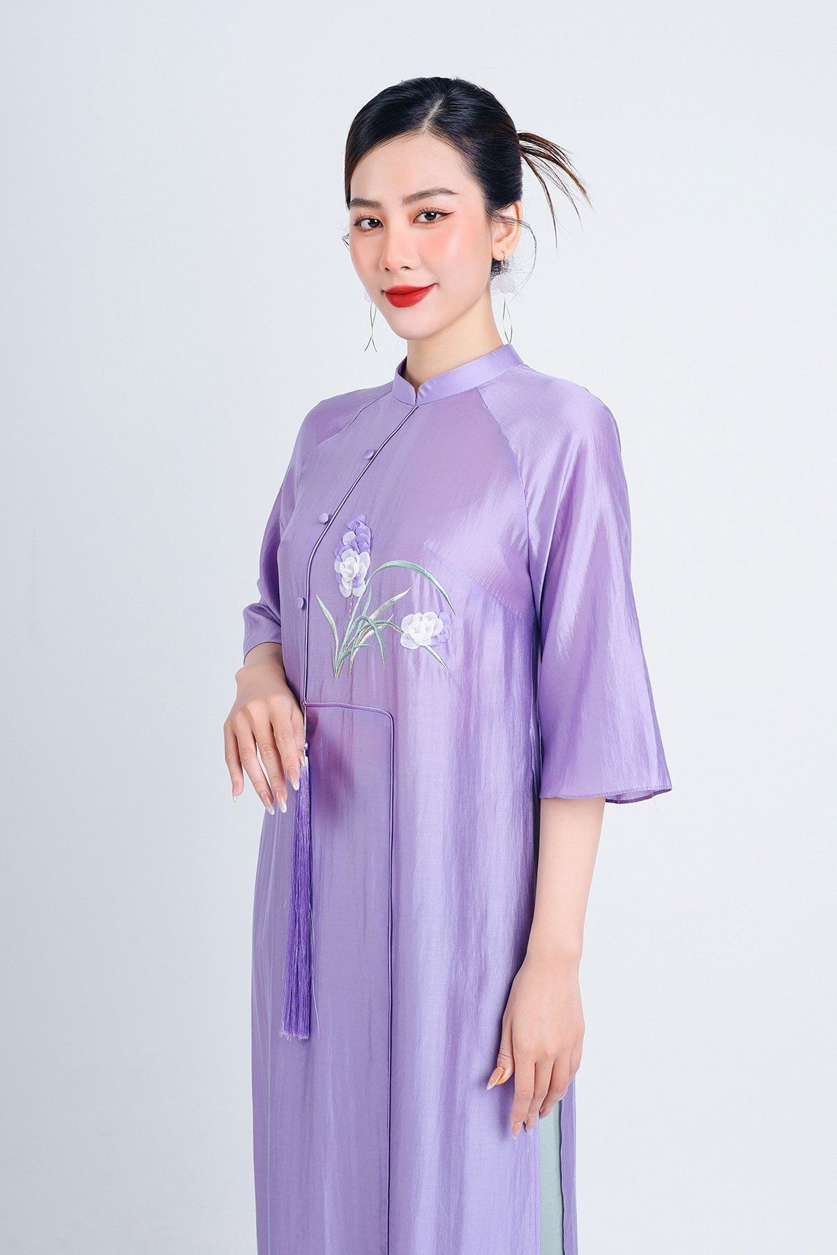 BDA50158 - Áo dài cách tân vải tơ cổ tàu tay loe thân áo thêu hoa kèm dây tua rua trang trí - Ảnh 44