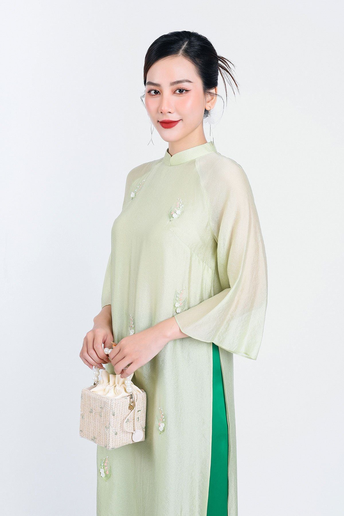 BDA50160 - Áo dài cách tân vải tơ dáng suông cổ tàu hai tà thân áo đính ngọc trai trang trí khoá thân sau - Ảnh 29