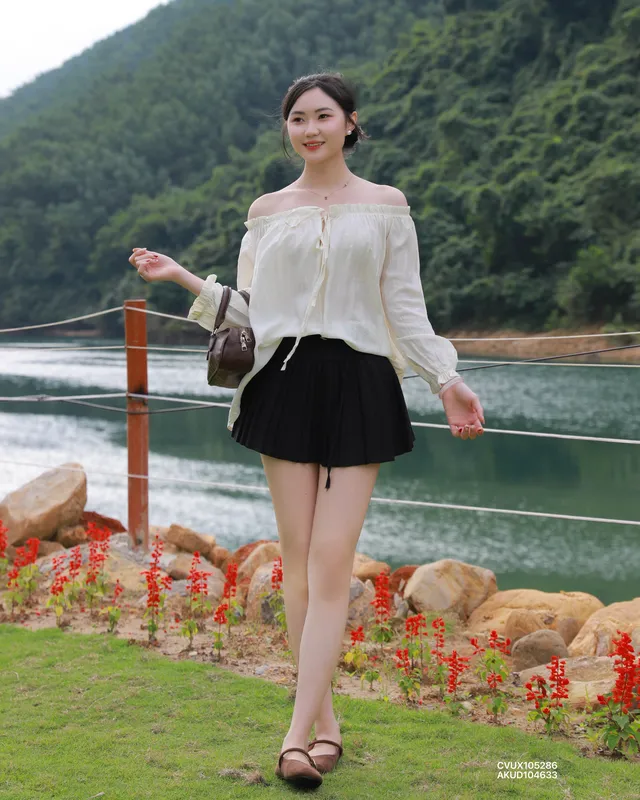 Áo kiểu nữ tay dài trễ vai nhún thắt dây sau ah.546.03