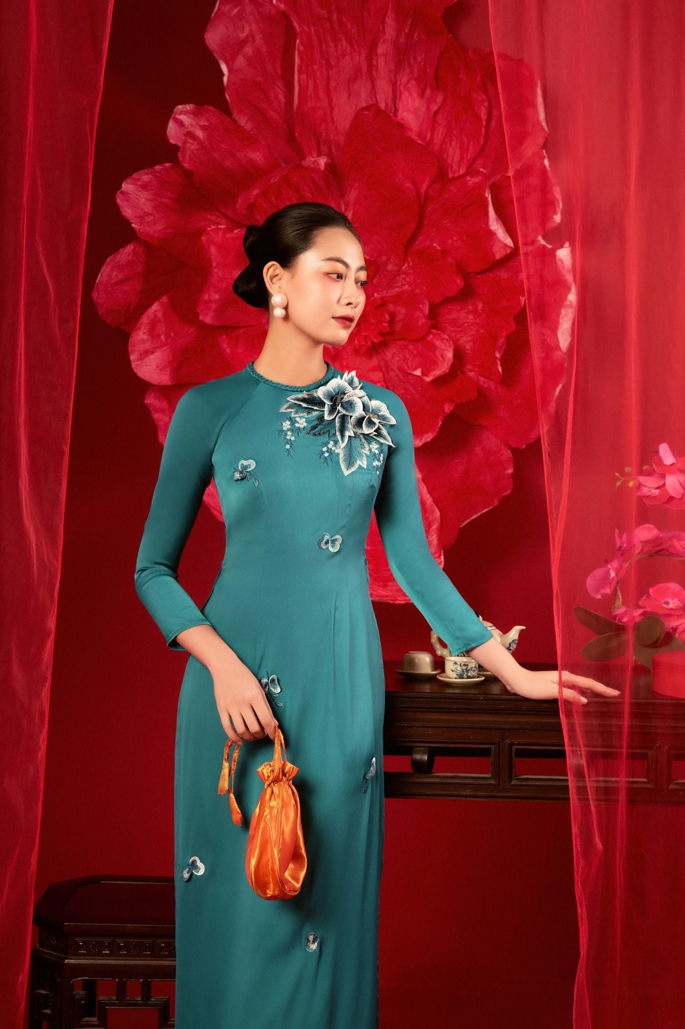 BDA50150 - Áo dài truyền thống vải lụa dáng ôm cổ tròn tết tạo kiểu thân đính hoa 3D trang trí khóa thân sau - Ảnh 23