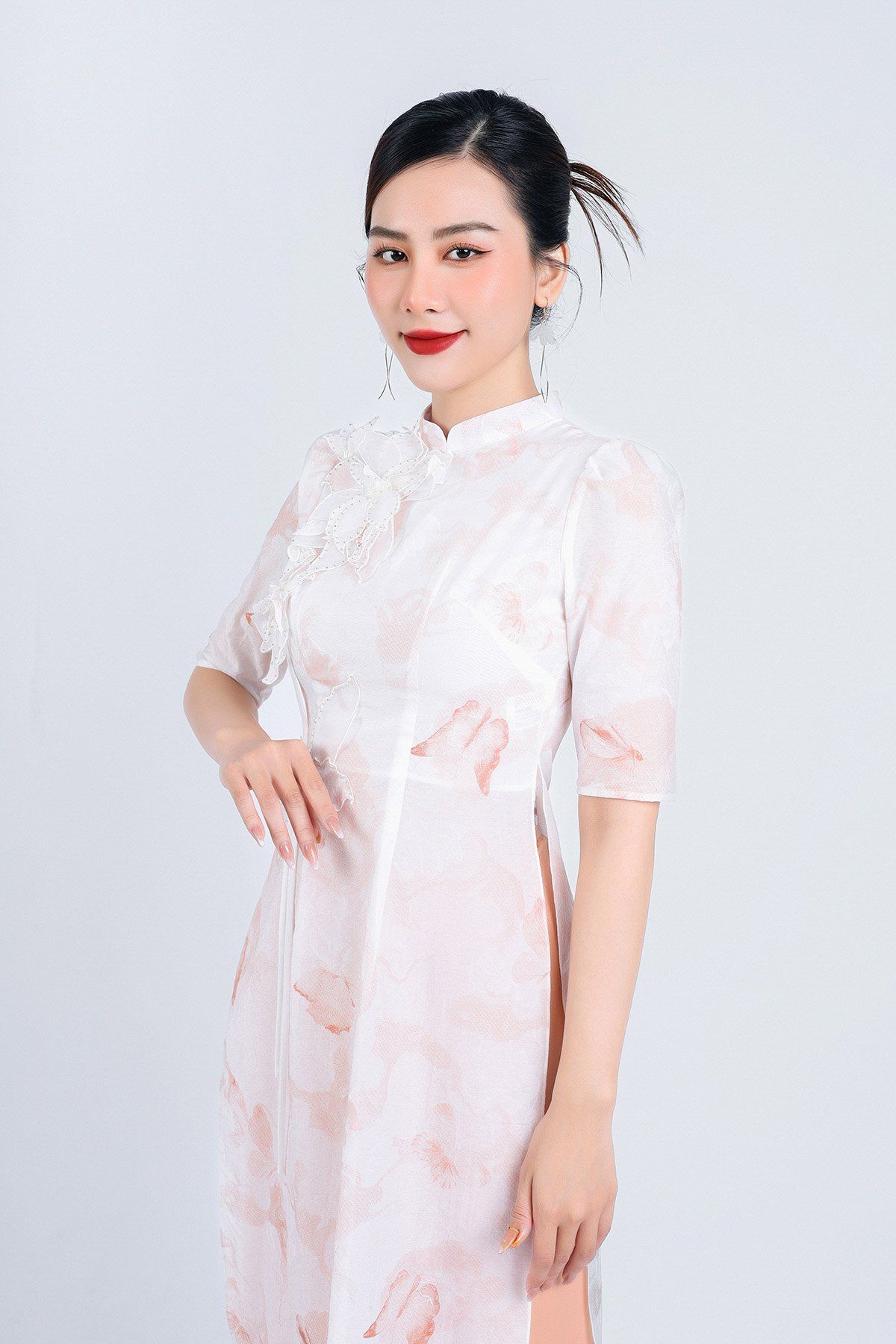 BDA50157 - Áo dài cách tân vải tơ dáng suông cổ tàu tay lỡ vai bồng nhẹ hai tà đính hoa 3D khoá thân sau - Ảnh 29