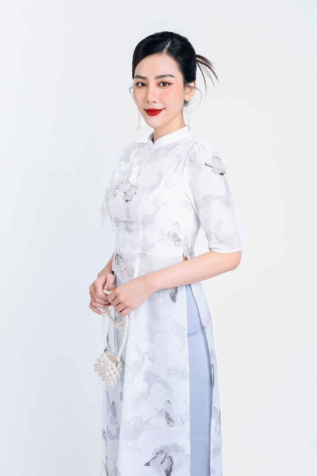 BDA50157 - Áo dài cách tân vải tơ dáng suông cổ tàu tay lỡ vai bồng nhẹ hai tà đính hoa 3D khoá thân sau - Ảnh 22
