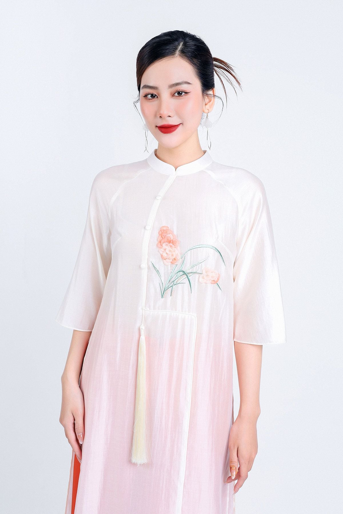 BDA50158 - Áo dài cách tân vải tơ cổ tàu tay loe thân áo thêu hoa kèm dây tua rua trang trí - Ảnh 29