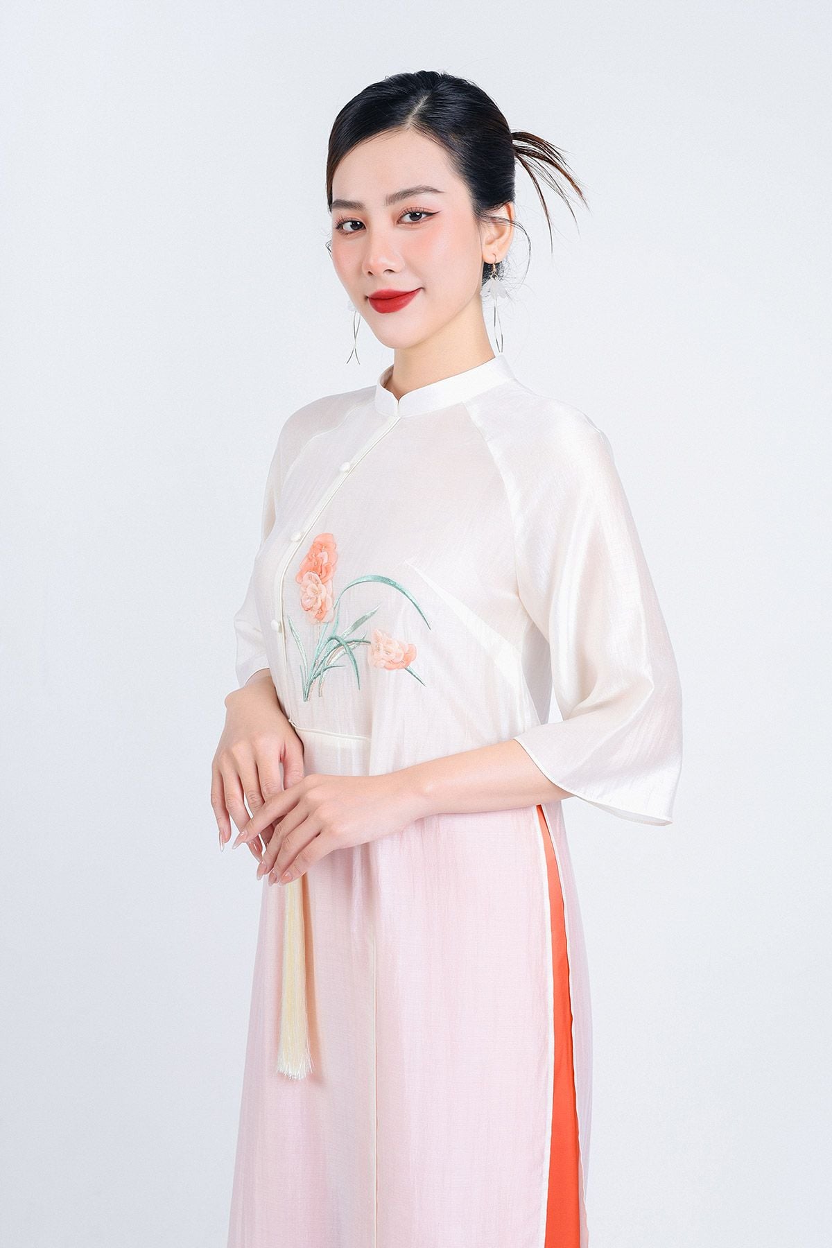 BDA50158 - Áo dài cách tân vải tơ cổ tàu tay loe thân áo thêu hoa kèm dây tua rua trang trí - Ảnh 30