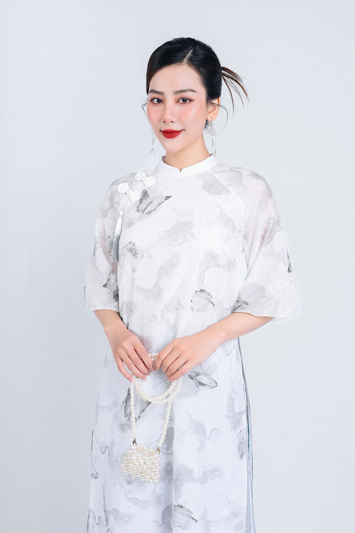 BDA50161 - Áo dài cách tân vải tơ dáng suông hai tà cổ tàu tay loe thân áo phối dây tua rua trang trí khoá thân sau - Ảnh 29