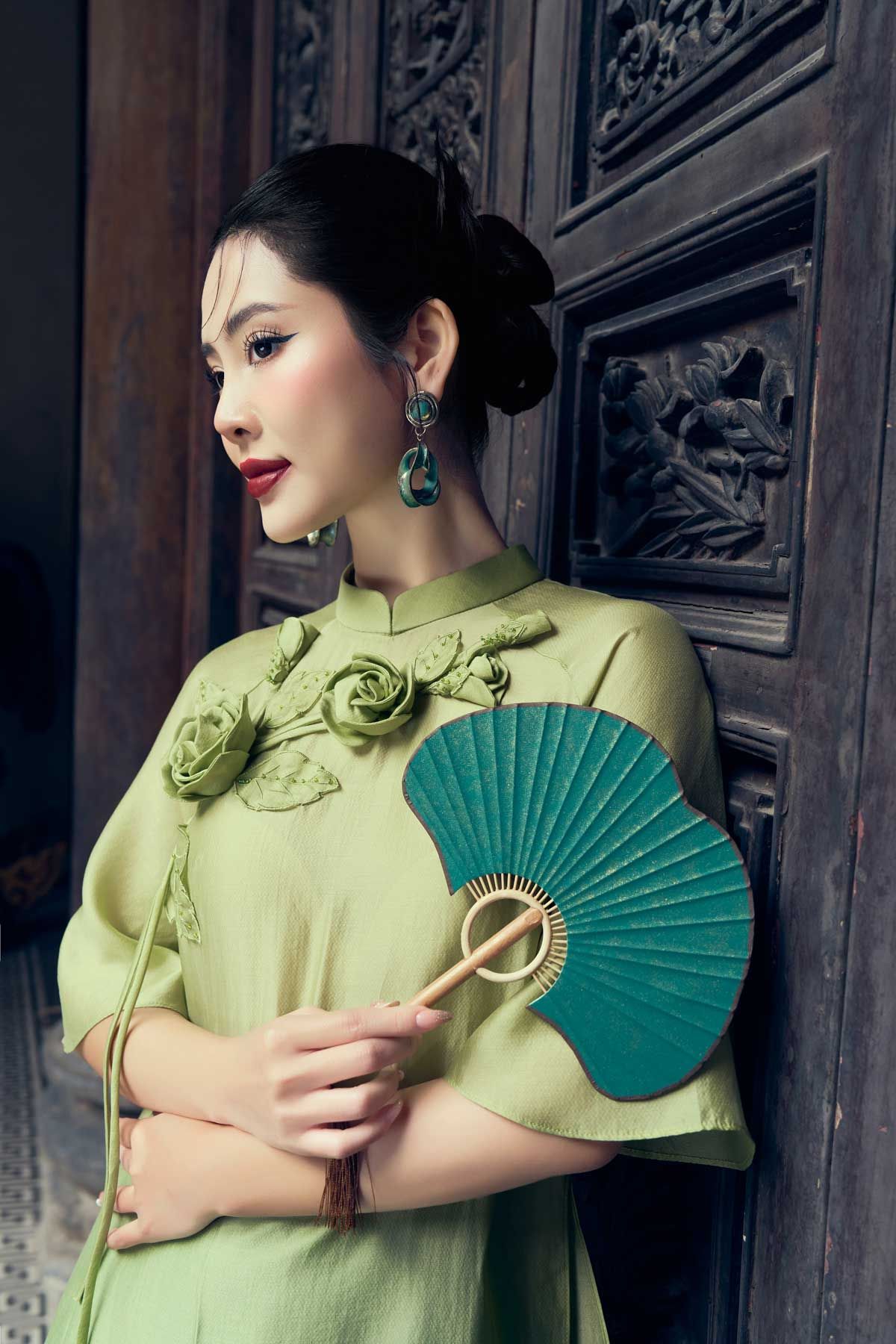 BDA50165 - Áo dài cách tân vải tơ dáng suông hai tà cổ tàu tay áo giác lăng thân áo đính hoa 3D cao cấp - Ảnh 33