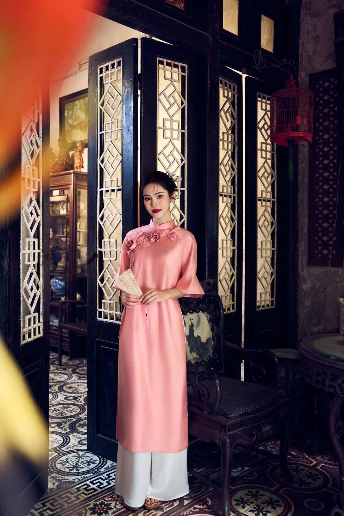 BDA50165 - Áo dài cách tân vải tơ dáng suông hai tà cổ tàu tay áo giác lăng thân áo đính hoa 3D cao cấp - Ảnh 40