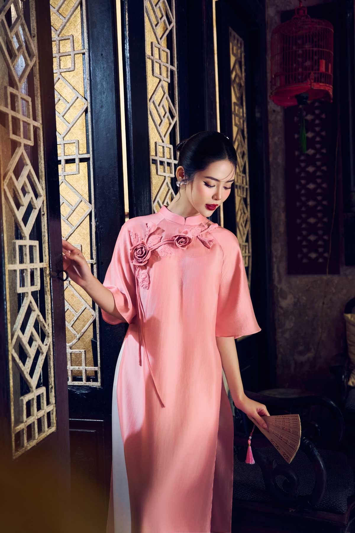 BDA50165 - Áo dài cách tân vải tơ dáng suông hai tà cổ tàu tay áo giác lăng thân áo đính hoa 3D cao cấp - Ảnh 42