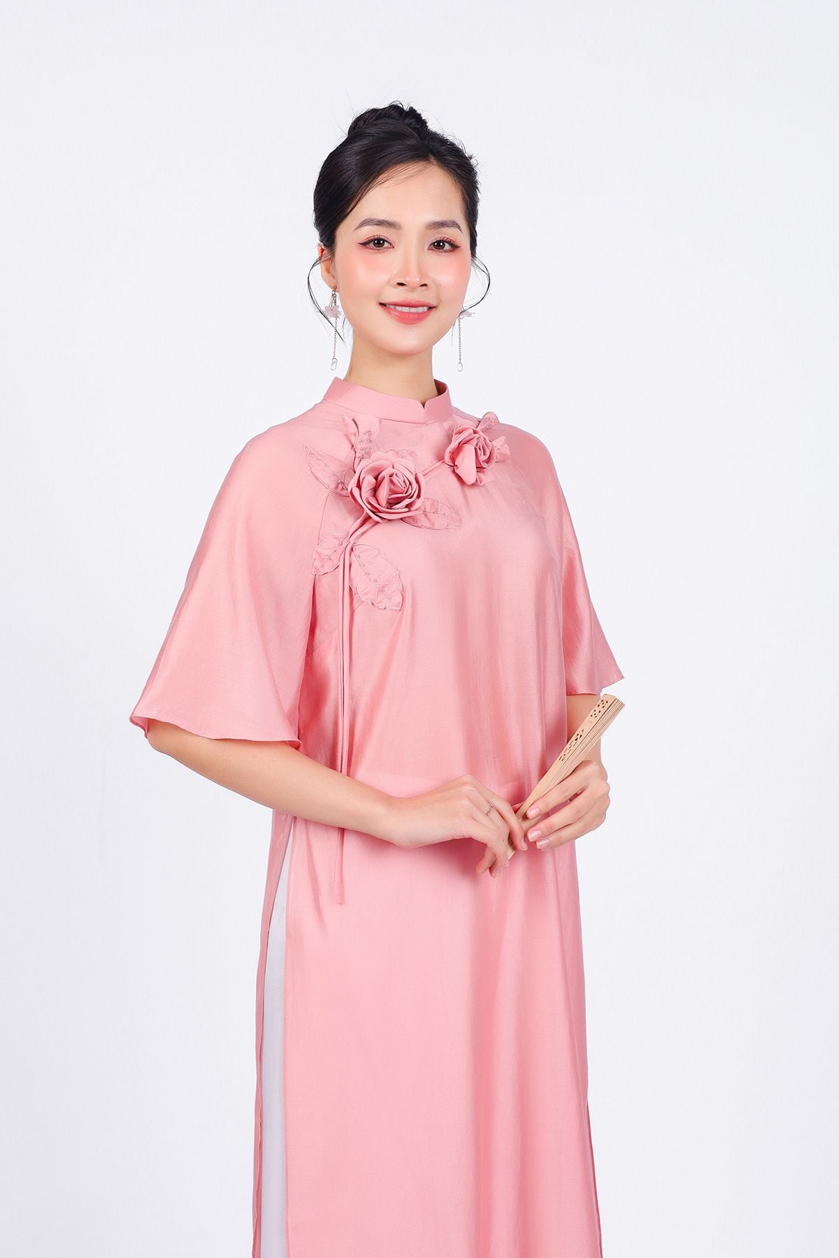 BDA50165 - Áo dài cách tân vải tơ dáng suông hai tà cổ tàu tay áo giác lăng thân áo đính hoa 3D cao cấp - Ảnh 47