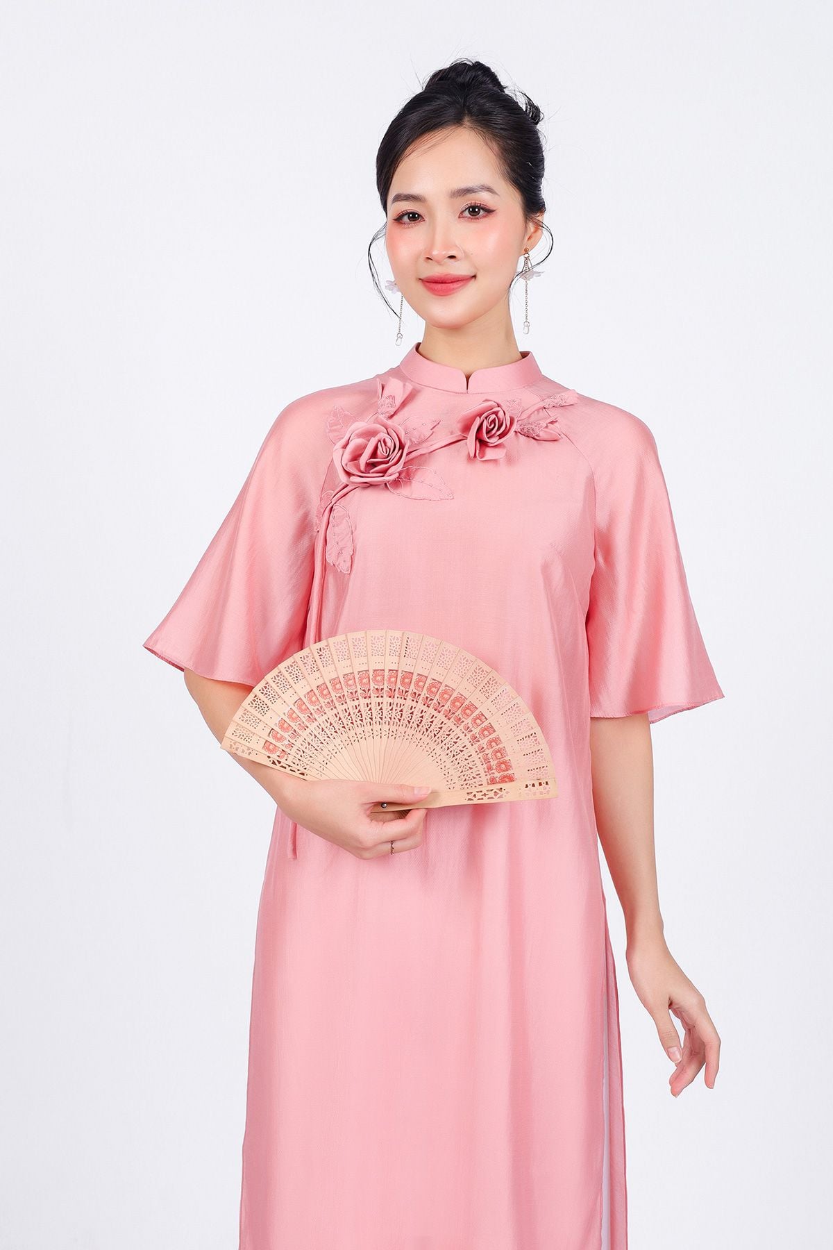 BDA50165 - Áo dài cách tân vải tơ dáng suông hai tà cổ tàu tay áo giác lăng thân áo đính hoa 3D cao cấp - Ảnh 46