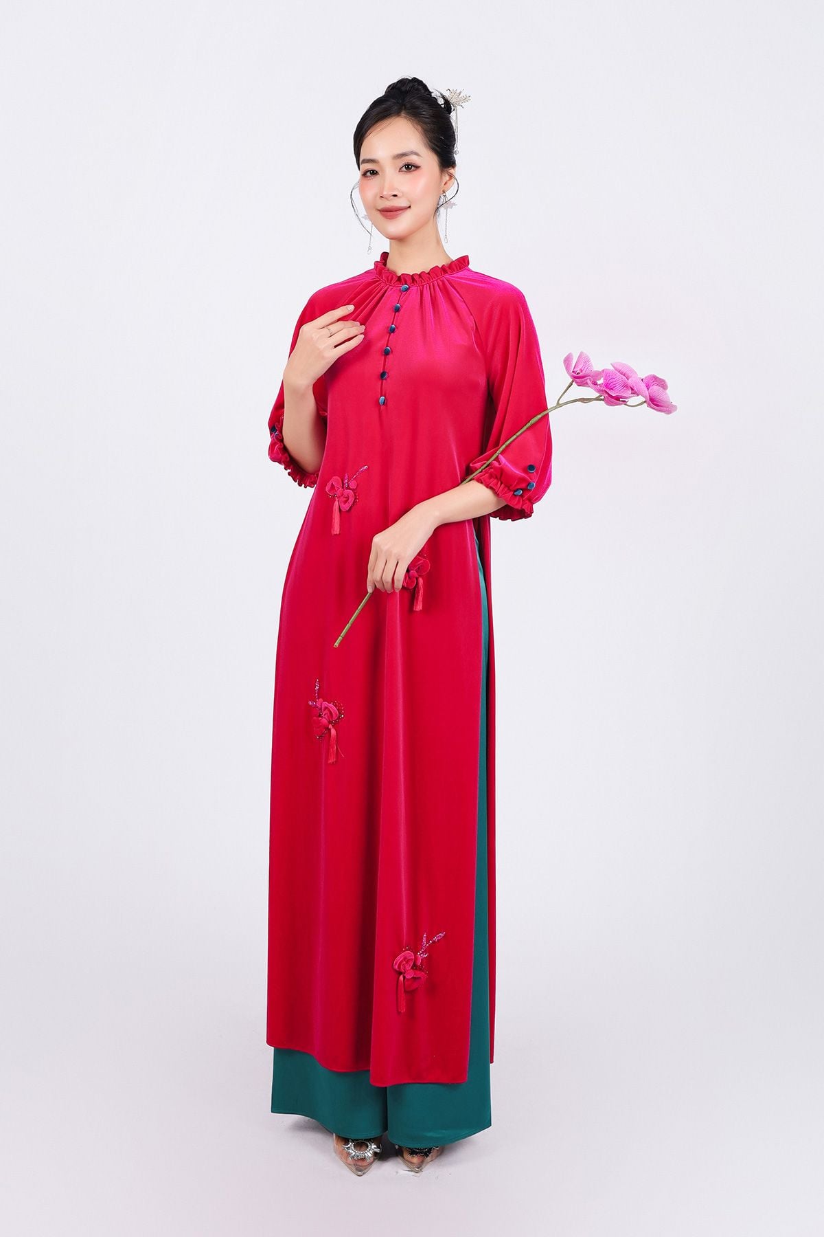 BDA50168 - Áo dài dáng suông vải nhung cổ tròn tay lửng ngực áo đính khuy bọc tạo kiểu thân áo phối tua rua thời trang - Ảnh 21