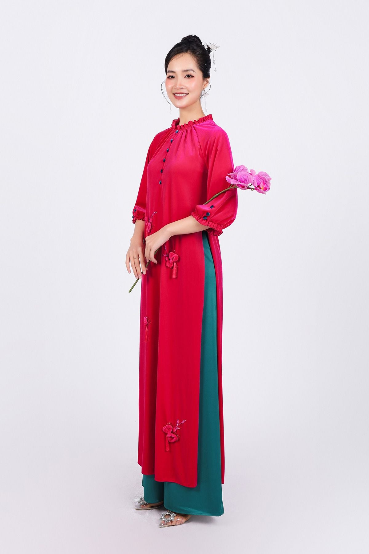 BDA50168 - Áo dài dáng suông vải nhung cổ tròn tay lửng ngực áo đính khuy bọc tạo kiểu thân áo phối tua rua thời trang - Ảnh 23