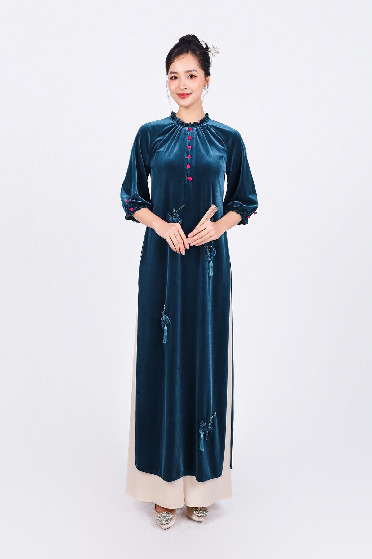 BDA50168 - Áo dài dáng suông vải nhung cổ tròn tay lửng ngực áo đính khuy bọc tạo kiểu thân áo phối tua rua thời trang - Ảnh 29