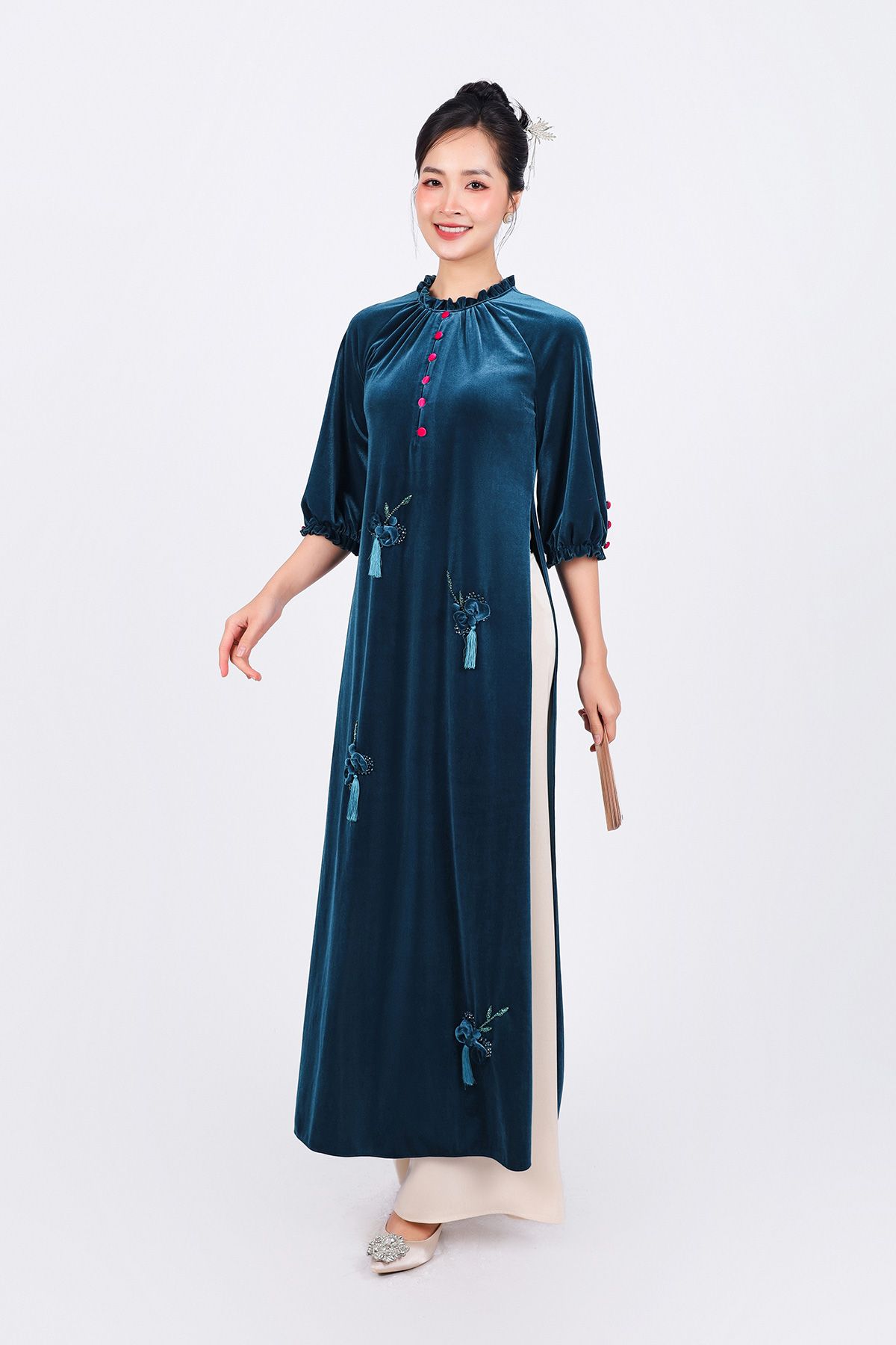 BDA50168 - Áo dài dáng suông vải nhung cổ tròn tay lửng ngực áo đính khuy bọc tạo kiểu thân áo phối tua rua thời trang - Ảnh 30