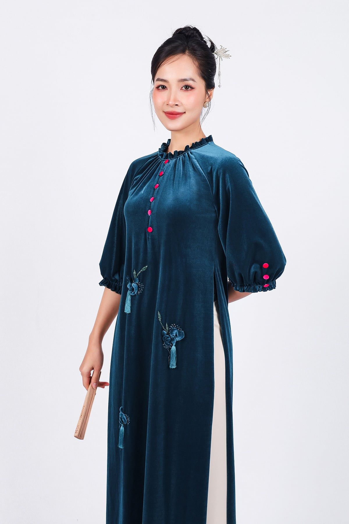 BDA50168 - Áo dài dáng suông vải nhung cổ tròn tay lửng ngực áo đính khuy bọc tạo kiểu thân áo phối tua rua thời trang - Ảnh 33